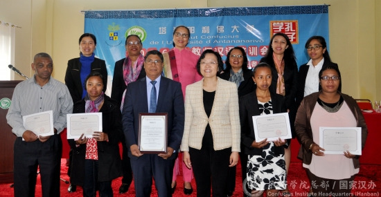 楊小茸為獲獎(jiǎng)?wù)哳C獎(jiǎng)