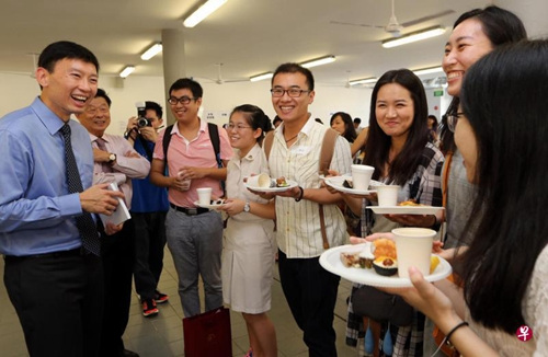 新加坡衛(wèi)生部兼通訊及新聞部政務(wù)部長徐芳達(dá)(左)和福建會館文學(xué)獎(jiǎng)不同獎(jiǎng)項(xiàng)的獲獎(jiǎng)?wù)呔腿A文寫作進(jìn)行交流。(鄔福梁攝)