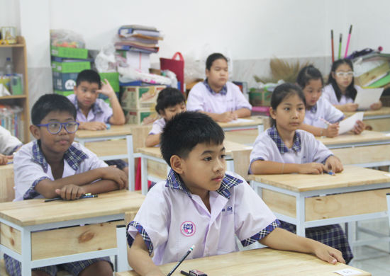 聆聽考試守則的考生