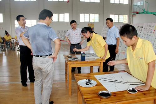 閉營(yíng)式上,營(yíng)員們進(jìn)行了才藝展示。