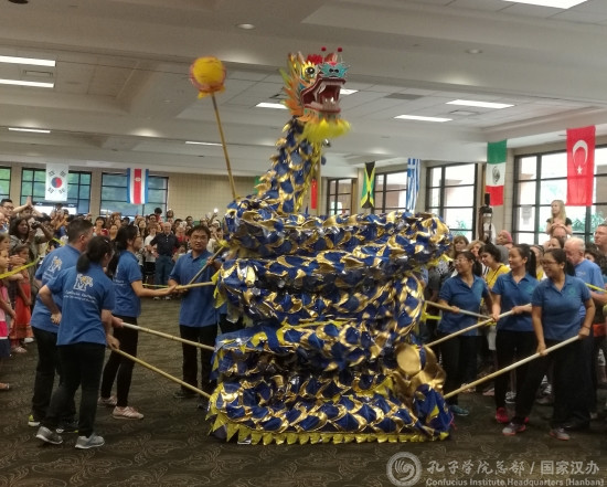 孔院教師表演舞龍