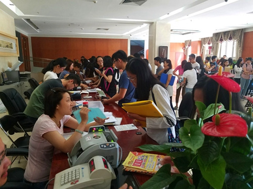 新生報(bào)到現(xiàn)場(chǎng)