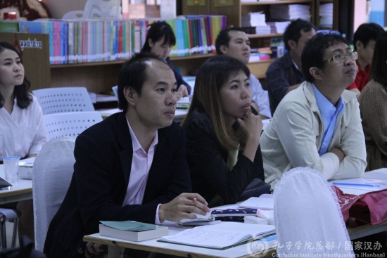 參訓(xùn)教師認(rèn)真聽講