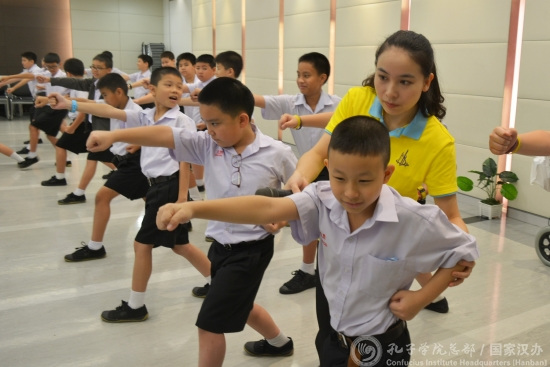 志愿者教師指導(dǎo)學(xué)生