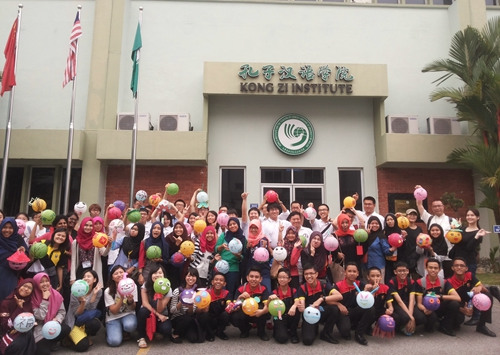 圖為孔院去年舉辦創(chuàng)意燈籠節(jié),學(xué)員們開心地展示自制燈籠。(來源:馬新社)