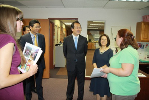 洪磊參觀美國(guó)國(guó)際中華兒童收養(yǎng)中心
