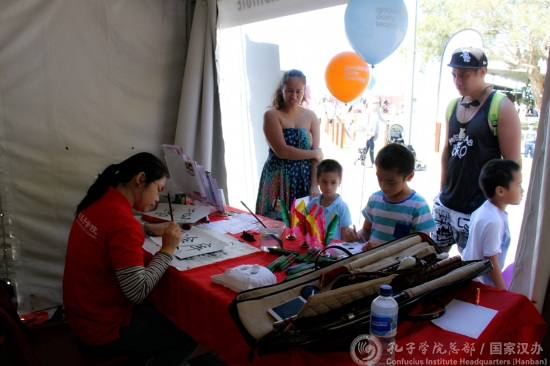 當?shù)貎和w驗京劇臉譜