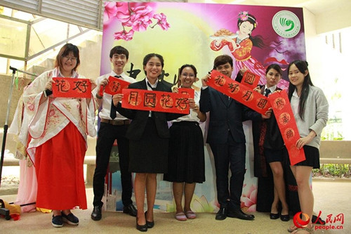 學生展示書法作品