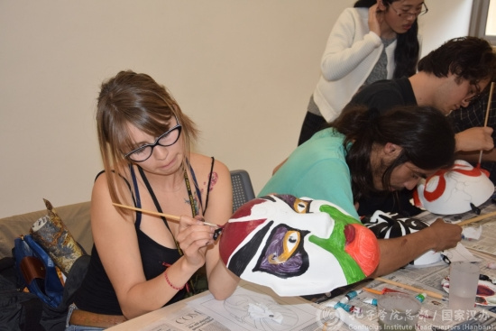 學(xué)生正在畫(huà)臉譜