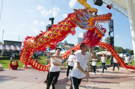 孔子學(xué)院舞龍表演