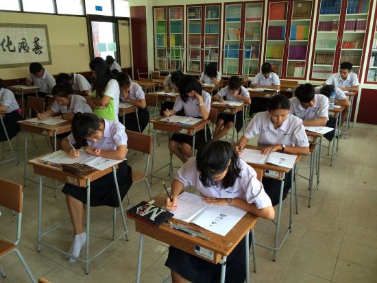 考生們認(rèn)真應(yīng)考