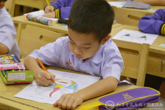 專心致志畫臉譜的學生