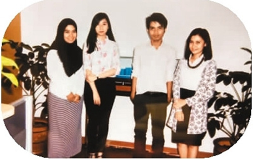 郭玫姿(左二)和成人班學(xué)生