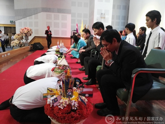 學(xué)生向老師行跪拜禮