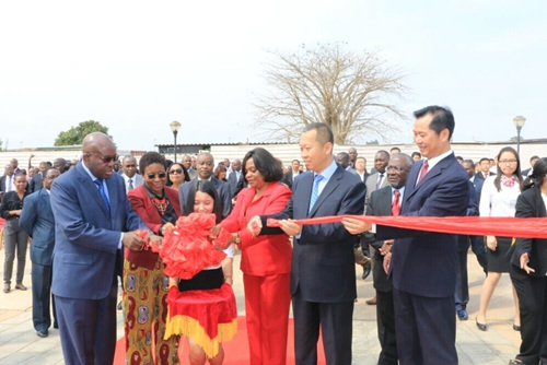 為安內(nèi)圖大學(xué)孔子學(xué)院剪彩