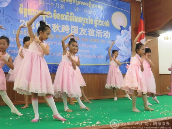 立群學(xué)校學(xué)生表演