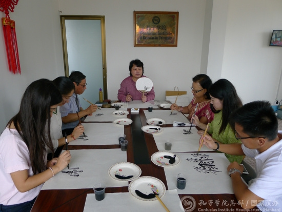 孔祥喬教老師們繪畫