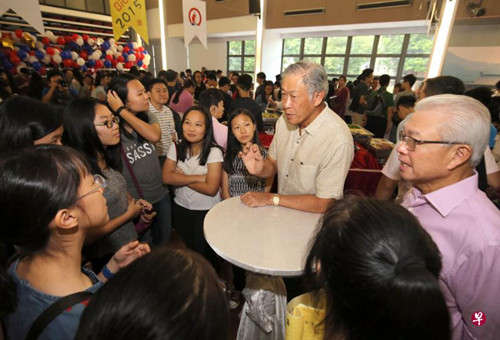 國防部長黃永宏醫(yī)生昨天出席雙文化華文優(yōu)選課程10周年慶典。(新加坡《聯(lián)合早報(bào)》/鄔福梁