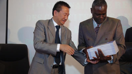 夏煌向剛高中轉(zhuǎn)交國家漢辦捐贈的漢語教材