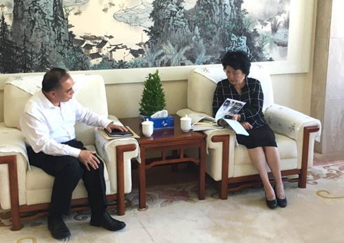 裘援平聽(tīng)取賈益民關(guān)于學(xué)校抗擊臺(tái)風(fēng)和災(zāi)后重建工作的匯報(bào)