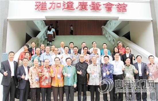 鄧偉根率領(lǐng)參會(huì)的眾多江門市企業(yè)家、海外嘉賓參觀印尼廣肇總會(huì)。