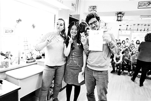 與學(xué)生合影