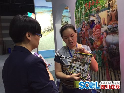 鄭軻恩用中文向游客介紹馬拉西亞