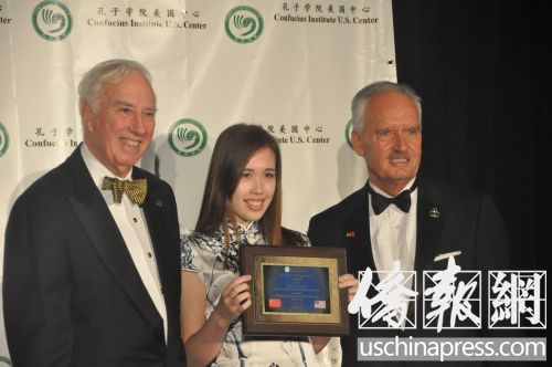 獲獎(jiǎng)學(xué)生接受頒獎(jiǎng)。(美國《僑報(bào)》