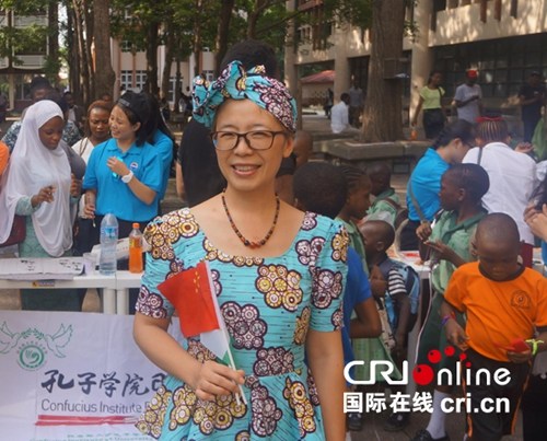 拉各斯大學孔子學院院長王永靜展示尼日利亞傳統(tǒng)服飾