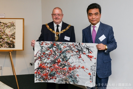 王盈現(xiàn)場作畫并贈(zèng)予蘭卡斯特市市長羅伯特·雷德芬