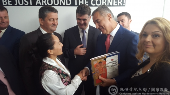 孔院教師代表向米洛·久卡諾維奇贈送書籍