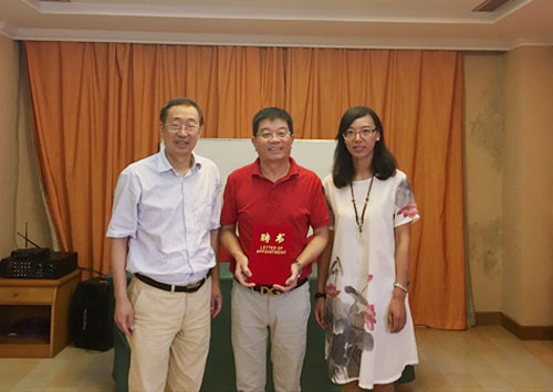 溫州大學(xué)向佛羅倫薩中文學(xué)校校長(zhǎng)潘世立頒發(fā)聘書(shū)