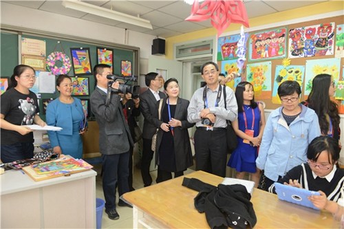 訪問團參觀教室