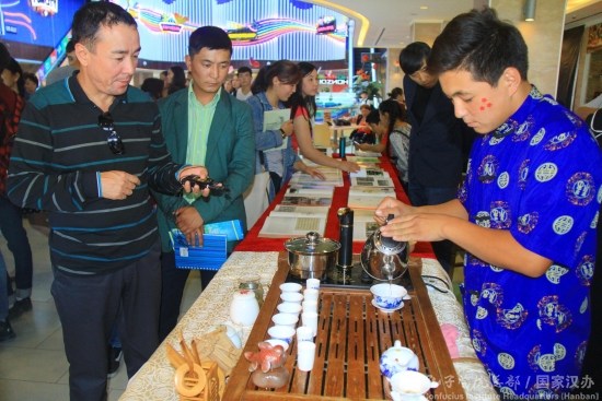 孔院學(xué)生表演茶藝