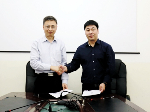 暨南大學副校長張宏與意大利中國總商會秘書長戴小璋在協(xié)議簽訂儀式上