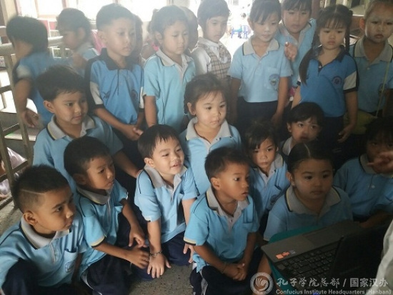 學(xué)生觀看電影