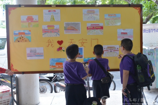 獲展的學(xué)生帶領(lǐng)同伴來欣賞自己的作品