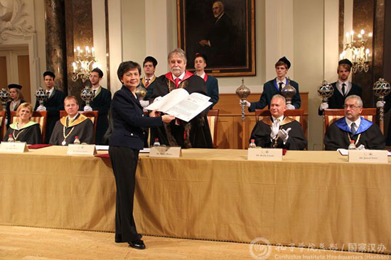 羅蘭大學(xué)校長(zhǎng)梅澤伊·巴爾納向許琳頒發(fā)榮譽(yù)博士學(xué)位證書(shū)