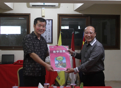 胡銀全向光明三語(yǔ)國(guó)民學(xué)校贈(zèng)書(shū)