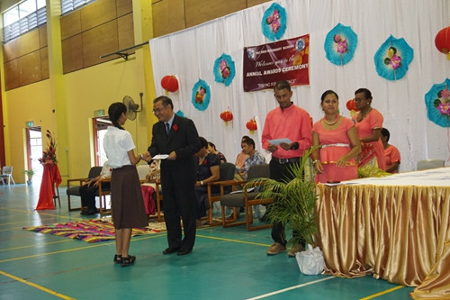 張平為學生頒發(fā)“大使獎學金”