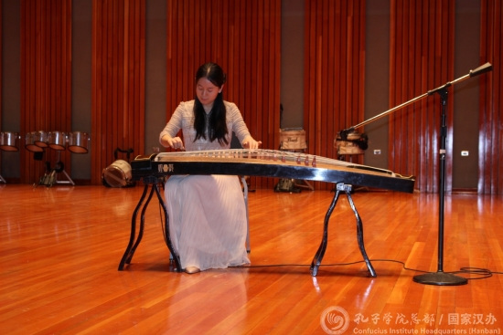 孔院教師表演古箏獨(dú)奏
