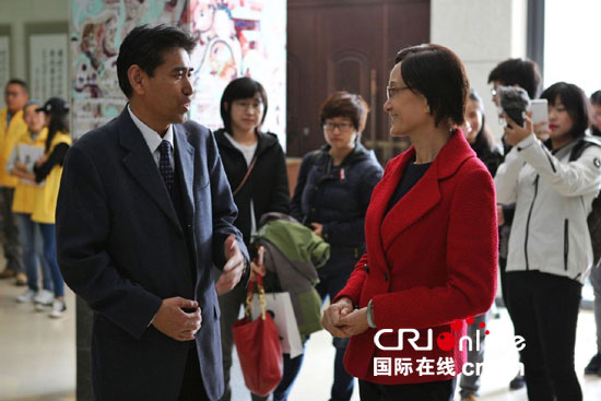 西北師范大學(xué)副校長劉復(fù)興向“絲路中俄”采訪團(tuán)的記者們介紹學(xué)校情況。(攝影:黃文華)