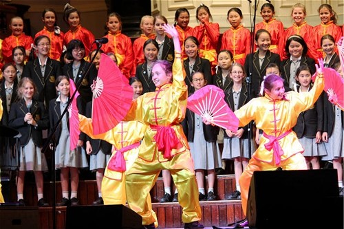 孩子們以達(dá)人秀的形式展示中文和中國文化的亮點(攝影