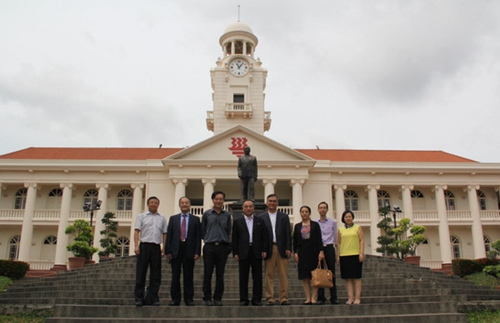 拜訪新加坡南洋華僑中學等