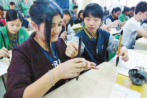 “漢語(yǔ)橋”選手云南體驗(yàn)中華文化