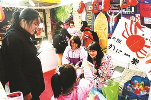 海內(nèi)外學(xué)生擺起展臺同秀異域文化