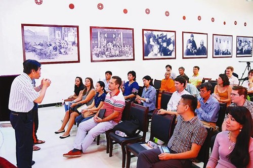 青年漢學(xué)家聽古樂老師講解中國聲樂