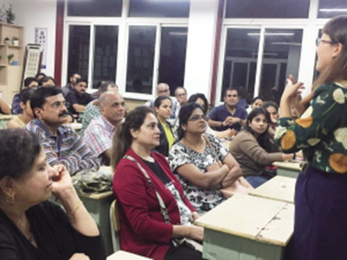 外國(guó)朋友正在跟著老師“牙牙學(xué)語(yǔ)”