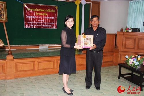 校長和院長互贈禮物