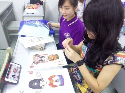 沈徽老師在準(zhǔn)備教具